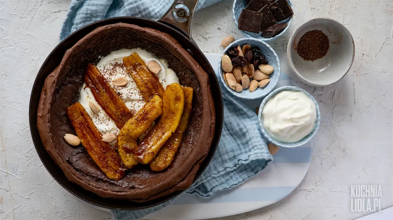 Czekoladowy Dutch baby z karmelizowanymi bananami